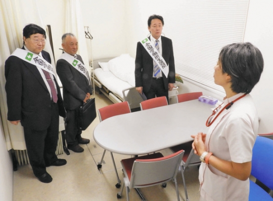 保健センターの休養室を巡視する三好名古屋北労働基準監督署長（右から２人目）ら＝名古屋市守山区大森の金城学院大で