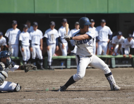 中部大－中京大　９回裏２死満塁、中越えサヨナラ打を放つ中部大の武市＝愛知県豊田市運動公園野球場で（志村拓撮影）