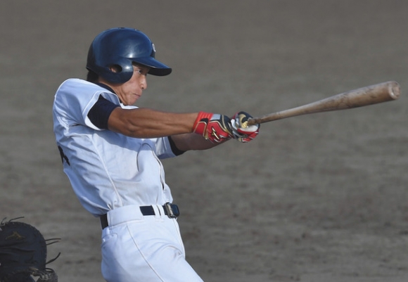 中部大－中京大　９回裏中京大無死、沢井が右越えにサヨナラ本塁打を放つ＝豊田市運動公園野球場で（田中利弥撮影）