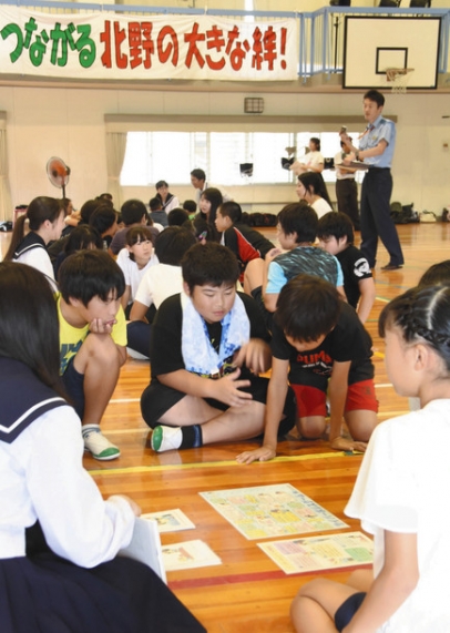 すごろく形式でネット上の犯罪の恐さについて学ぶ児童ら＝岡崎市の北野小で