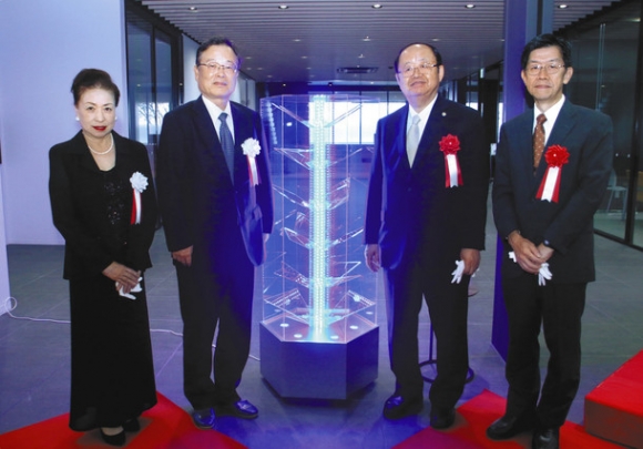 モニュメントを囲む立花理事長（右から２人目）と山田理事長（左から２人目）ら＝可児市虹ケ丘の岐阜医療科学大で