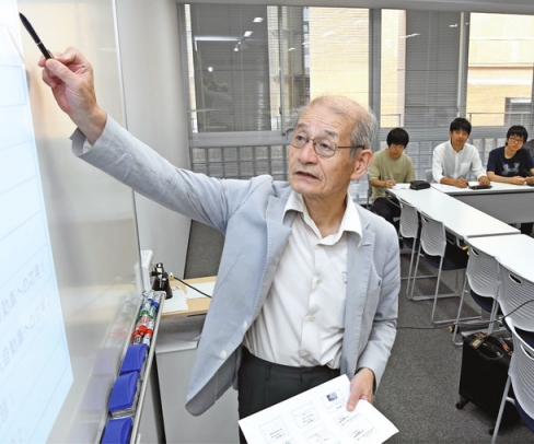 学生に講義する吉野彰さん＝７月、名古屋市天白区の名城大で