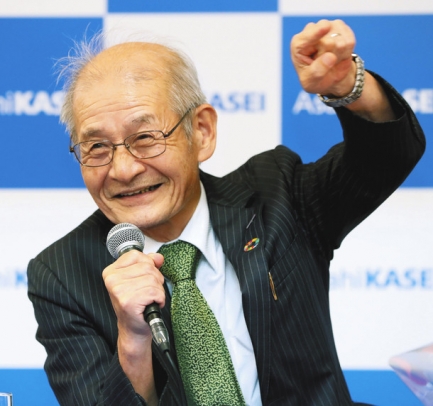 ノーベル化学賞の受賞が決まり、笑顔で記者会見する吉野彰さん＝９日午後７時５８分、東京都千代田区で（中西祥子撮影）