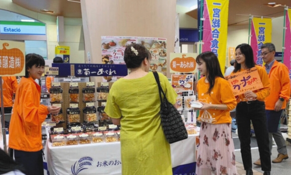 開発したあられを紹介する学生ら＝名鉄一宮駅構内で