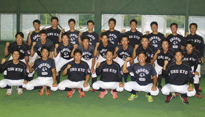 3季ぶり優勝が決まりガッツポーズで喜ぶ中京大ナイン=愛知県豊田市の中京大グラウンドで(川越亮太撮影)