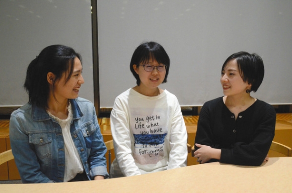 日本酒について語り合う松本さん（左）と下村さん（中）、後藤さん（右）＝天白区の名城大で