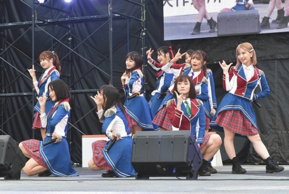 ステージでライブをするｄｅｌａのメンバー＝栄の久屋大通公園で
