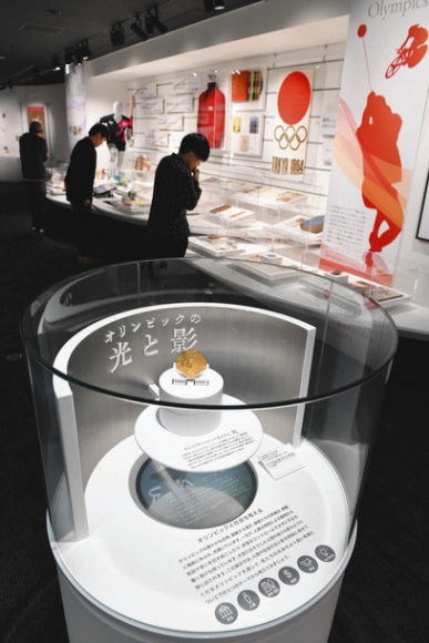 貴重な所蔵品が所狭しと並ぶ展示室=豊田市貝津町で