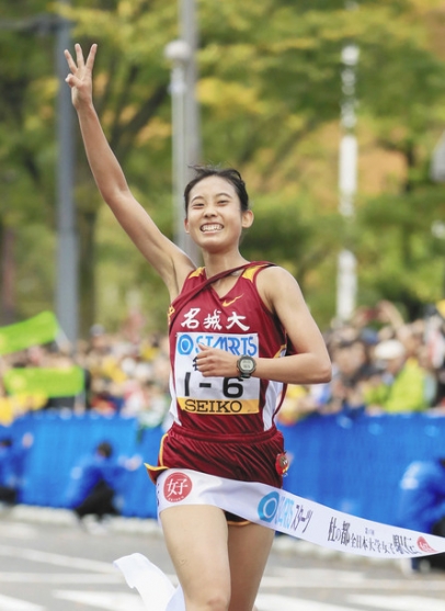 １位でゴールする名城大のアンカー・荒井優奈。３連覇を果たした＝仙台市で