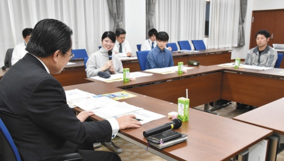 水野市長（左）に意見を伝える学生たち＝瑞浪市土岐町の中京学院大瑞浪キャンパスで