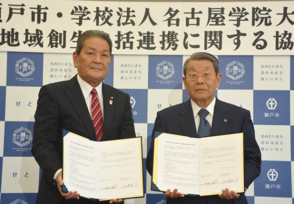 協定書を交わした因田理事長(右)と伊藤市長=瀬戸市役所で
