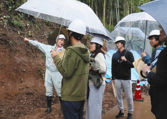 説明に耳を傾ける学生ら＝瀬戸市落合町の工事現場で
