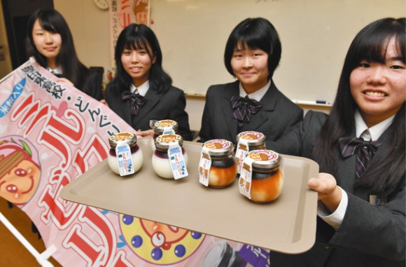 ミルクゼリーを考案した小松さん（右端）とパッケージデザインを考えたビジネスプランの３人＝豊田市御立町で