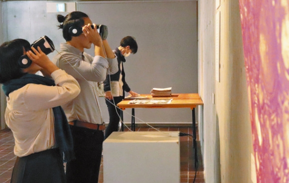 ＶＲを使った作品を体験する来場者＝長久手市の県立芸術大で