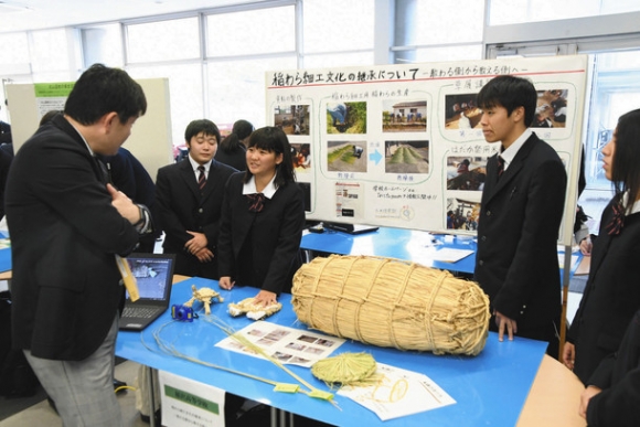 展示したパネルの前で研究成果を発表する高校生たち＝豊田市八草町の愛工大八草キャンパスで