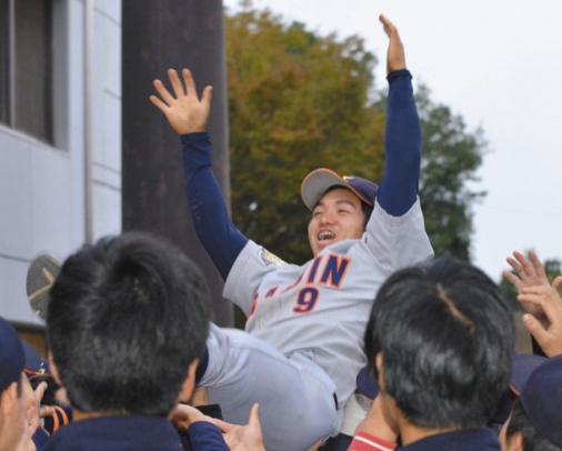 試合後、胴上げされる岡＝豊田市運動公園野球場で（志村拓撮影）