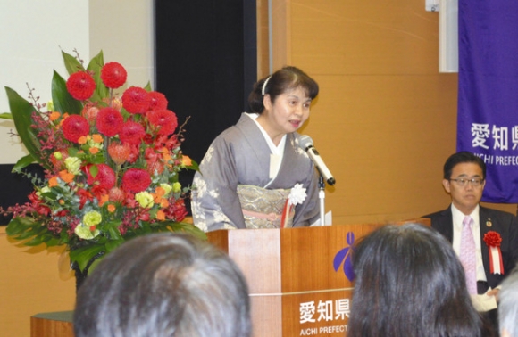 記念式典であいさつをする久冨木原学長＝県立大長久手キャンパスで