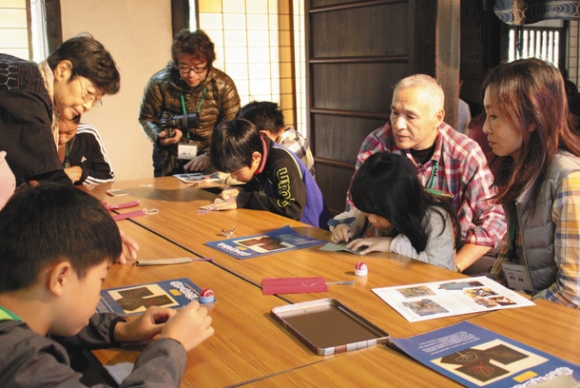 刺し子体験をする参加者ら=大垣市上石津町のかみいしづ緑の村公園で