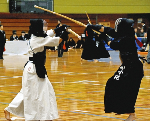 鋭い打ち込みを見せる選手たち＝春日井市鷹来町の市総合体育館で