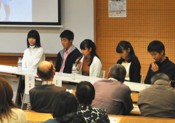 聖火ランナーを務めた経験を振り返る原田さん（左）たち＝稲沢市稲葉２の愛知文教女子短大で