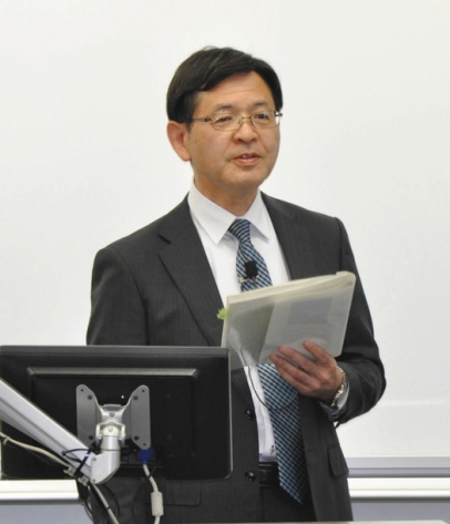 消費税の変遷について語る大日向署長＝中村区平池町４の愛知大名古屋キャンパスで