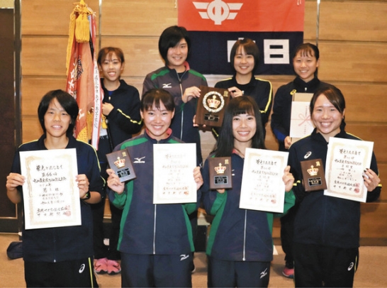 女子の部で優勝した東海学園大のメンバー=岐阜県多治見市新町の多治見市産業文化センターで