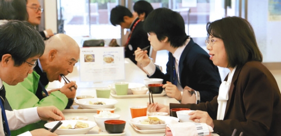 糖尿病デーのメニューを味わう来場者＝各務原市の東海学院大で