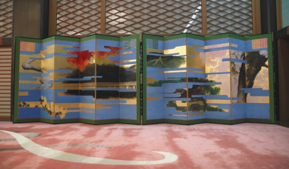 「大饗の儀」が行われる「豊明殿」に飾られた主基地方風俗歌屛風=皇居・宮殿で(代表撮影)