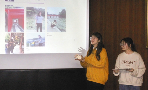 市側に完成したマップを見せながら経緯を報告する中国人留学生＝津島市役所で