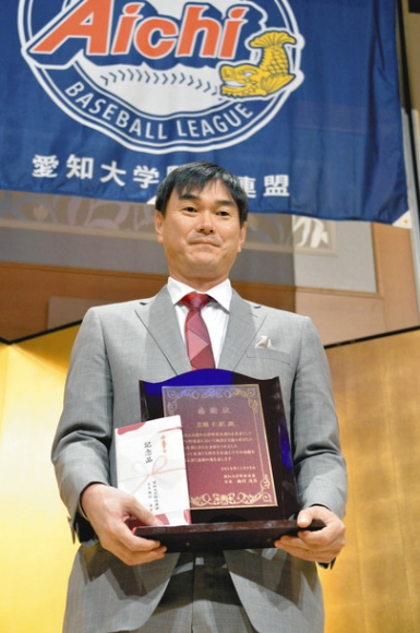 連盟表彰を受けた岩瀬仁紀さん＝名古屋市内のホテルで