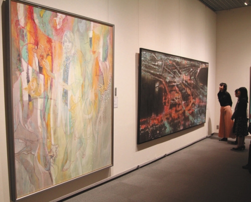 奨励賞を受賞した吉村准教授の「夜会」（左）などが並ぶ会場＝名古屋・栄で