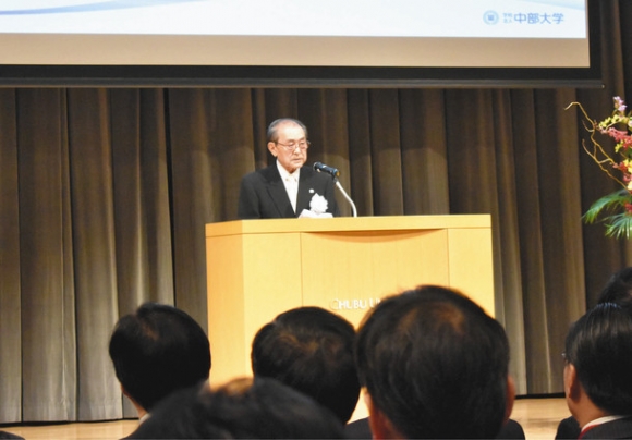 式辞を述べる飯吉理事長＝春日井市松本町の中部大で