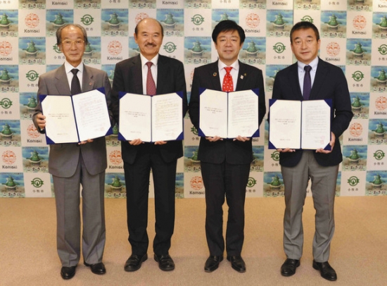 協定の調印式に出席した(左から)竹本学長、石原学長、山下市長、伊藤副学長=小牧市役所で