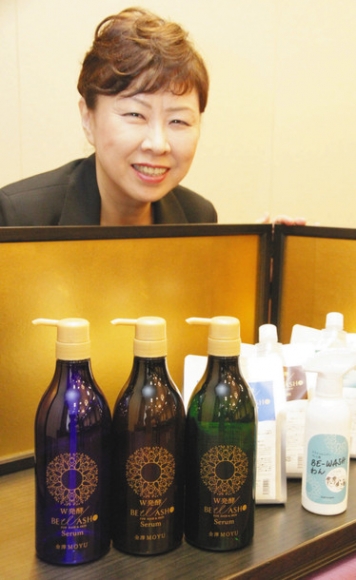 乳酸菌生成エキス配合のシャンプーを発売したＭＯＹＵの小坂治美社長＝金沢市で