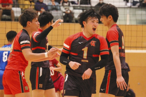 スパイクを決めて、声を張り上げる愛院大の竹下優希主将（右から２人目）＝東京都墨田区の墨田区総合体育館で（麻生和男撮影）