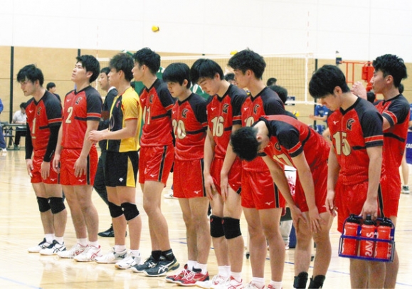 8強を逃し、肩を落とす愛院大の選手たち=東京都墨田区の墨田区総合体育館で