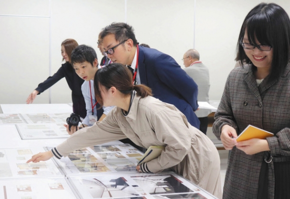 各務原市職員らに、考案した空き家の改修案を紹介する学生ら＝岐阜市太郎丸の岐阜女子大で