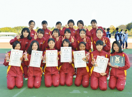 優勝し笑顔の名城大Ａの選手（前列）ら＝半田運動公園陸上競技場で