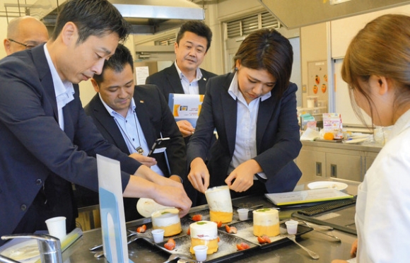 試食するサガミの社員ら＝愛知みずほ短期大で