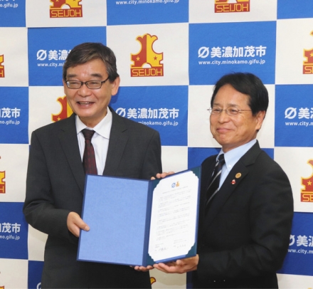 協定書を交わした伊藤市長（右）と安倍学部長＝美濃加茂市役所で