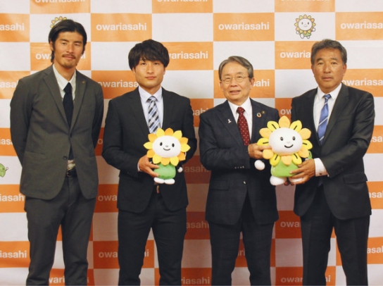 森市長（右から２人目）に抱負を語った小崎監督（右端）ら＝尾張旭市役所で