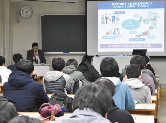 税について学ぶ学生ら＝春日井市松本町の中部大で