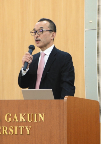 世界のエネルギー事情について語る小山さん=名古屋市熱田区の名古屋学院大で