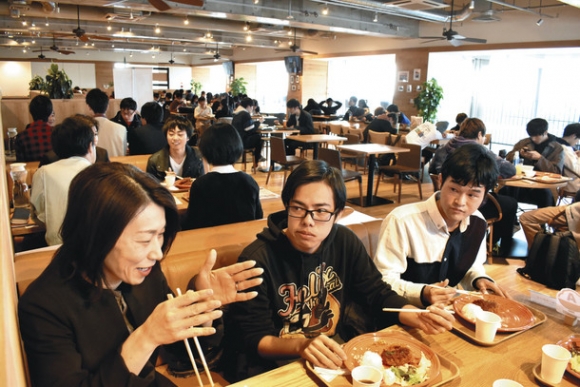 企業担当者(左)と話す学生たち=春日井市松本町の中部大で