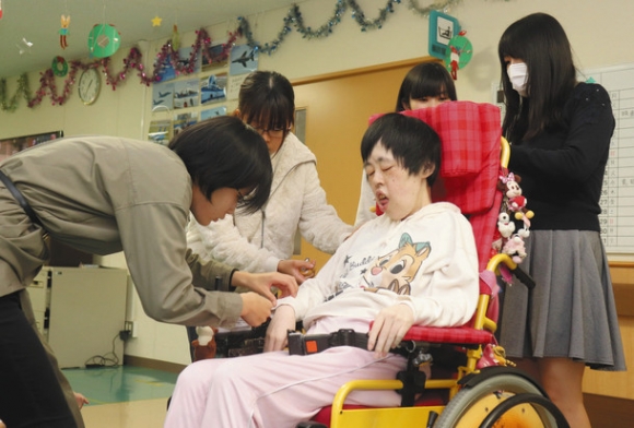 中嶋さん(中)の採寸をする学生ら=岐阜市長良の長良医療センターで