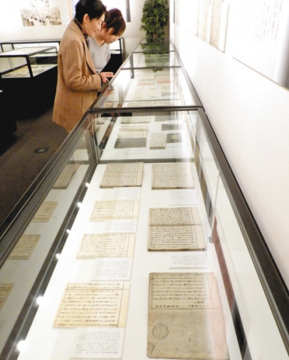 江戸期の「養生訓」などの資料を並べた企画展「食に学ぶ養生のススメ」＝瑞穂区汐路町の越原記念館で