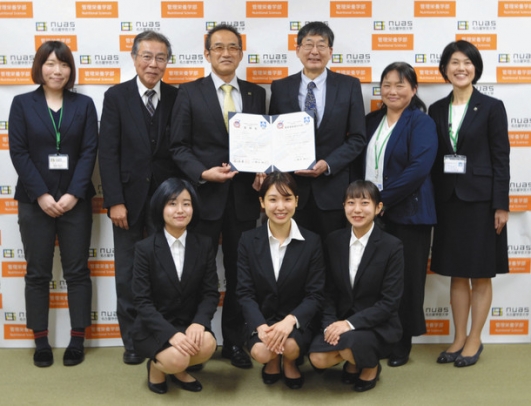 ＩＳＯ２２０００取得に向け活動してきた食品安全チームの学生ら＝日進市の名古屋学芸大で