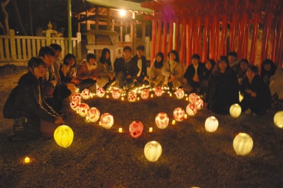 ライトアップに参加した学生ら＝瀬戸市深川町で