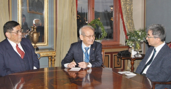 授賞式を前に懇談する名城大の（左から）小原章裕学長、吉野彰教授、磯前秀二教授＝９日、ストックホルムで