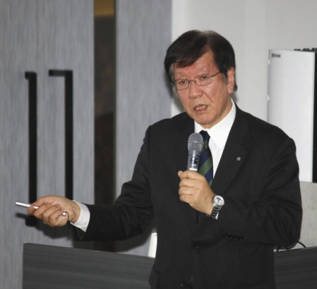 「口腔環境には唾液が必要」と話す渡部教授＝瑞穂市の朝日大で